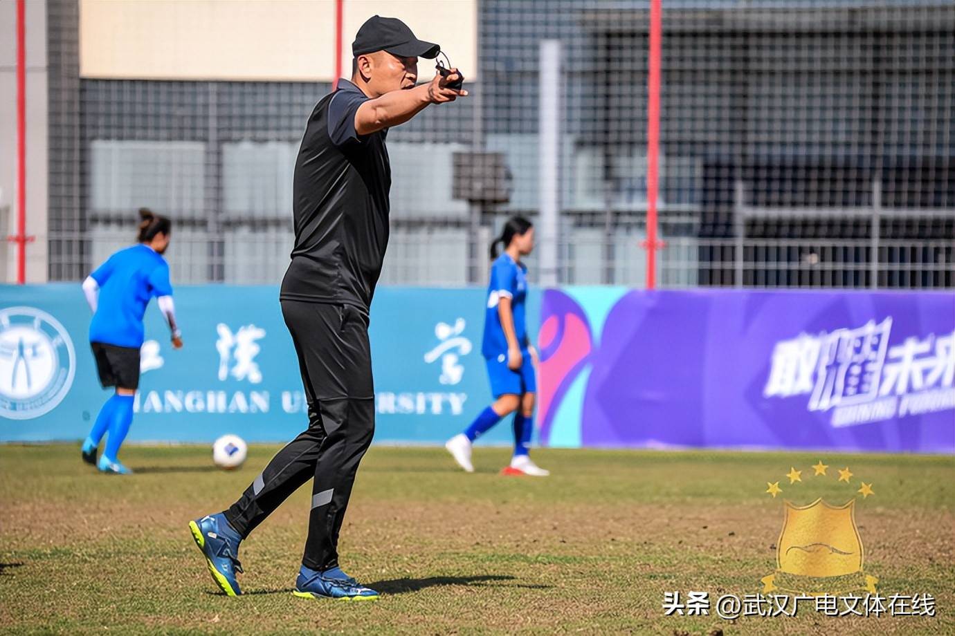 澳亚国际官方下载-女足比赛激烈对抗，选手斗志昂扬