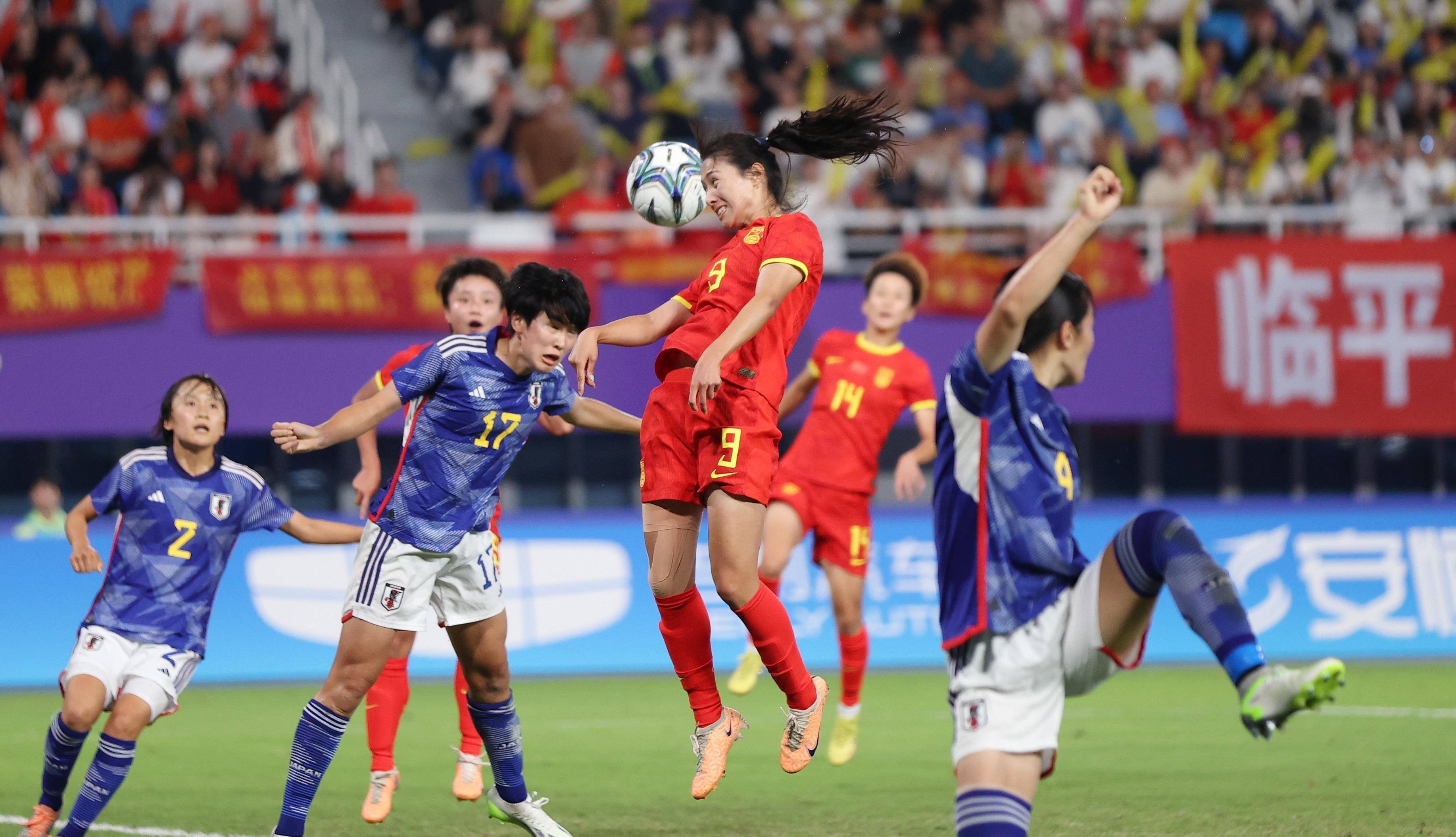 澳亚国际手游官网-女足选手在国际足球场上的惊艳表现备受赞誉的简单介绍